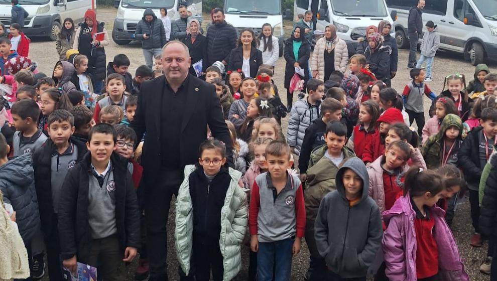 Taşkesti Belediye Başkanı Saim Çevik ve Mudurnu Kaymakamı Ayhan Kalaycıoğlu, Öğrencilere Yarıyıl Karnelerini Verdi ve Esnaf Duasına Katıldı