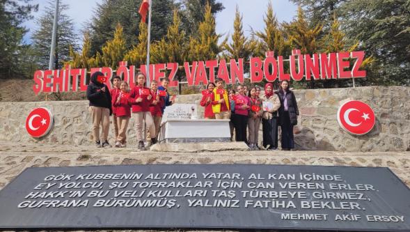 Göynük Ortaokulu Öğrencilerinden Şehitlik Ziyareti