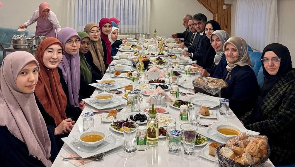 VALİ AYDIN, HAFIZLIK ÖĞRENCİLERİYLE İFTARDA BULUŞTU