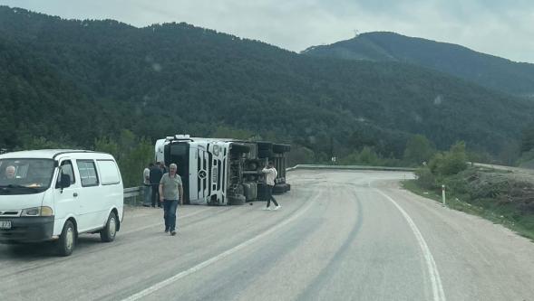 Yumurta Yüklü Tır Yan Yattı Koliler Yola Saçıldı