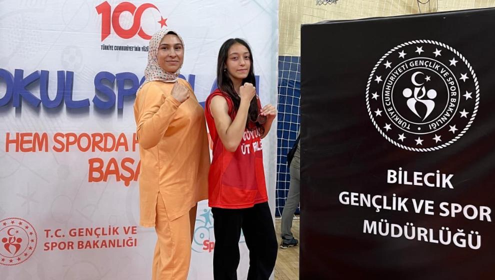 Göynük Ortaokulu Öğrencilerinden Bilek Güreşinde Gururlandıran Başarı