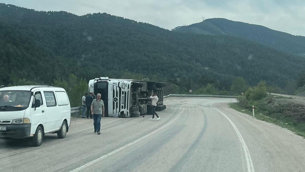 Yumurta Yüklü Tır Yan Yattı Koliler Yola Saçıldı