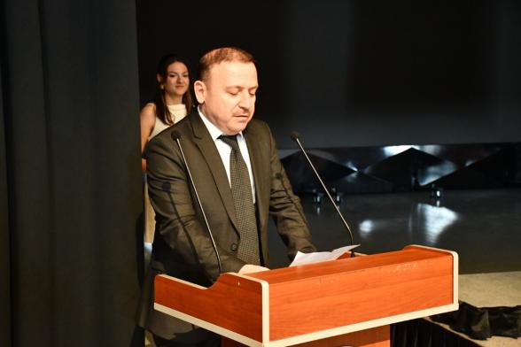 Aynı Sıralarda, Aynı Sahnedeler BAİBÜ'de İkiz Kardeşlerin Mezuniyet Coşkusu