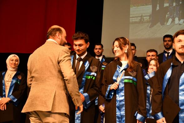 Aynı Sıralarda, Aynı Sahnedeler BAİBÜ'de İkiz Kardeşlerin Mezuniyet Coşkusu