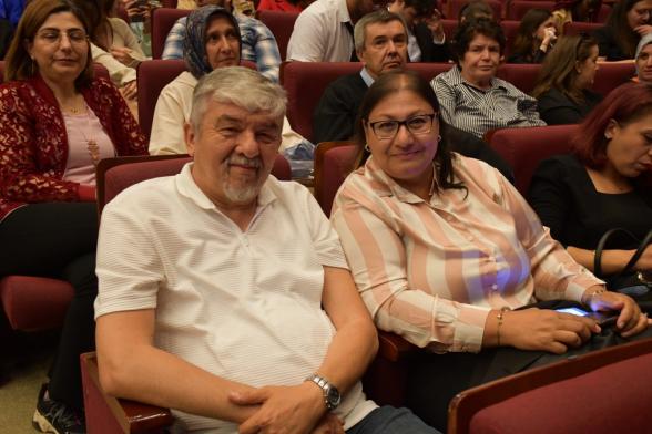 Aynı Sıralarda, Aynı Sahnedeler BAİBÜ'de İkiz Kardeşlerin Mezuniyet Coşkusu