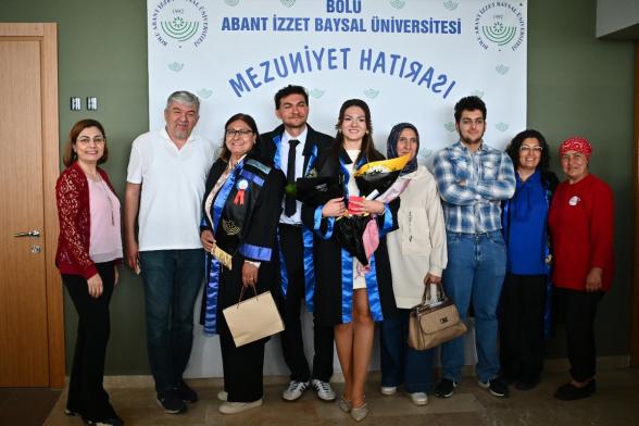 Aynı Sıralarda, Aynı Sahnedeler BAİBÜ'de İkiz Kardeşlerin Mezuniyet Coşkusu