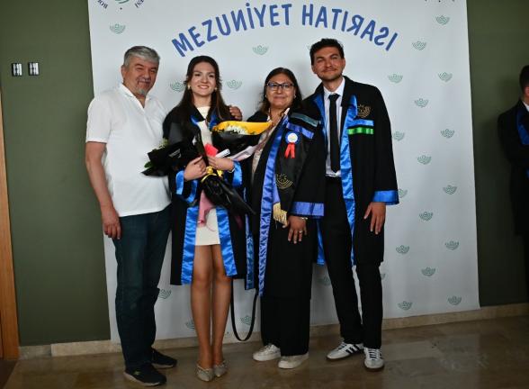 Aynı Sıralarda, Aynı Sahnedeler BAİBÜ'de İkiz Kardeşlerin Mezuniyet Coşkusu