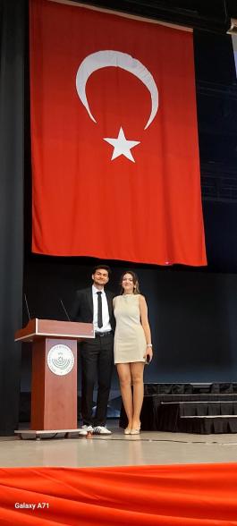 Aynı Sıralarda, Aynı Sahnedeler BAİBÜ'de İkiz Kardeşlerin Mezuniyet Coşkusu