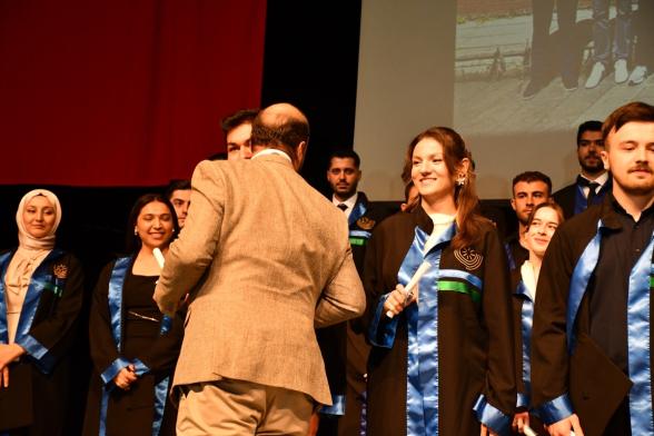 Aynı Sıralarda, Aynı Sahnedeler BAİBÜ'de İkiz Kardeşlerin Mezuniyet Coşkusu
