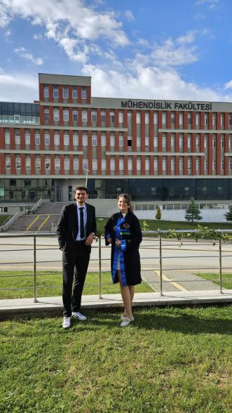 Aynı Sıralarda, Aynı Sahnedeler BAİBÜ'de İkiz Kardeşlerin Mezuniyet Coşkusu