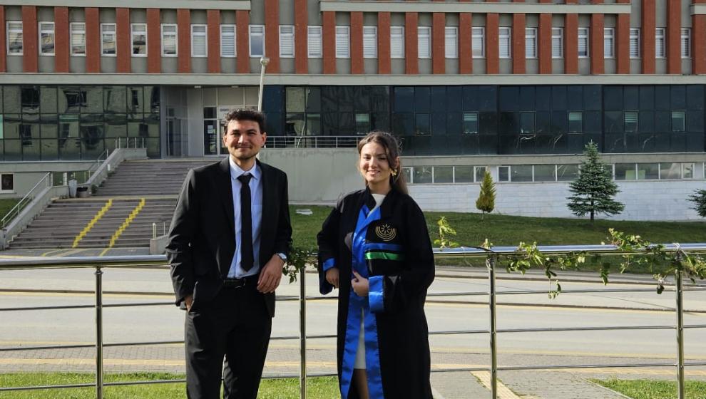 Aynı Sıralarda, Aynı Sahnedeler BAİBÜ'de İkiz Kardeşlerin Mezuniyet Coşkusu