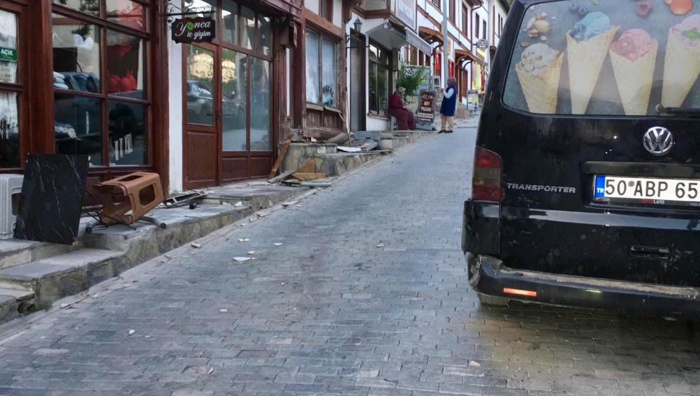 Kontrolden Çıkan Traktör Arasta’da Hasara Yol Açtı