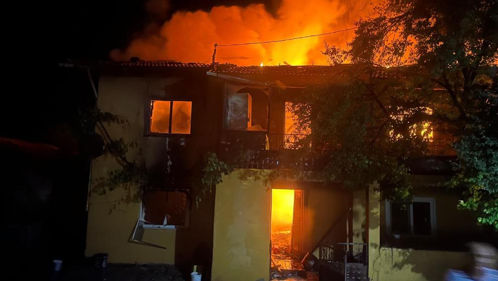 Yaşlı Kadının Evi Kül Oldu, Hayvanlar Son Anda Kurtarıldı