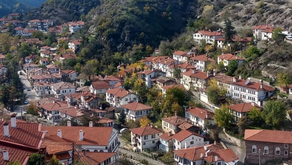 Bir Direğin Gölgesinde Unutulan İlçe