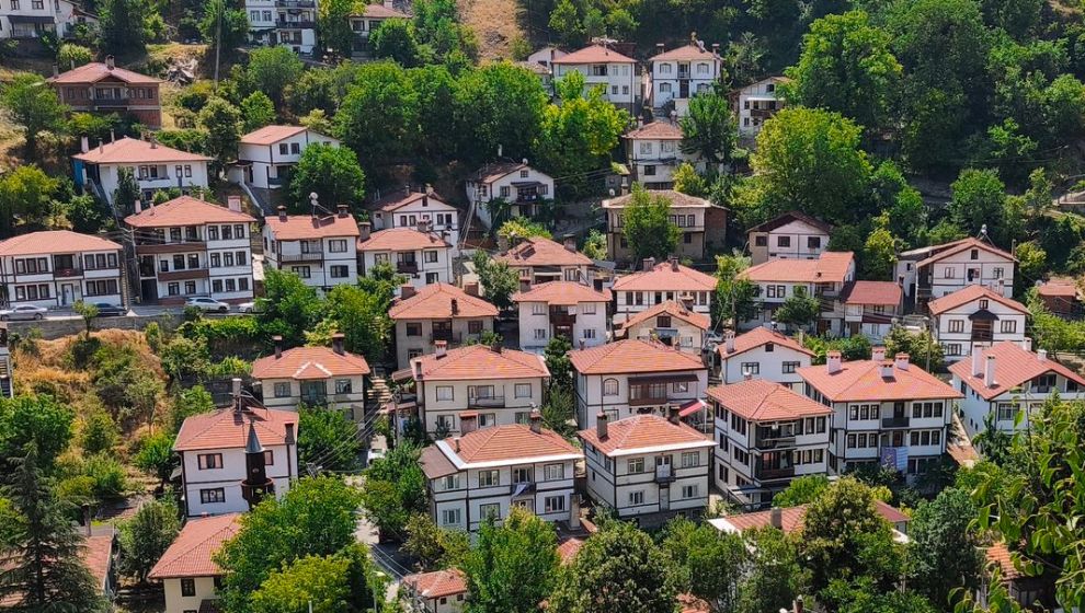 GÖYNÜK;  SAKİN AMA BOYNU BÜKÜK ŞEHİR